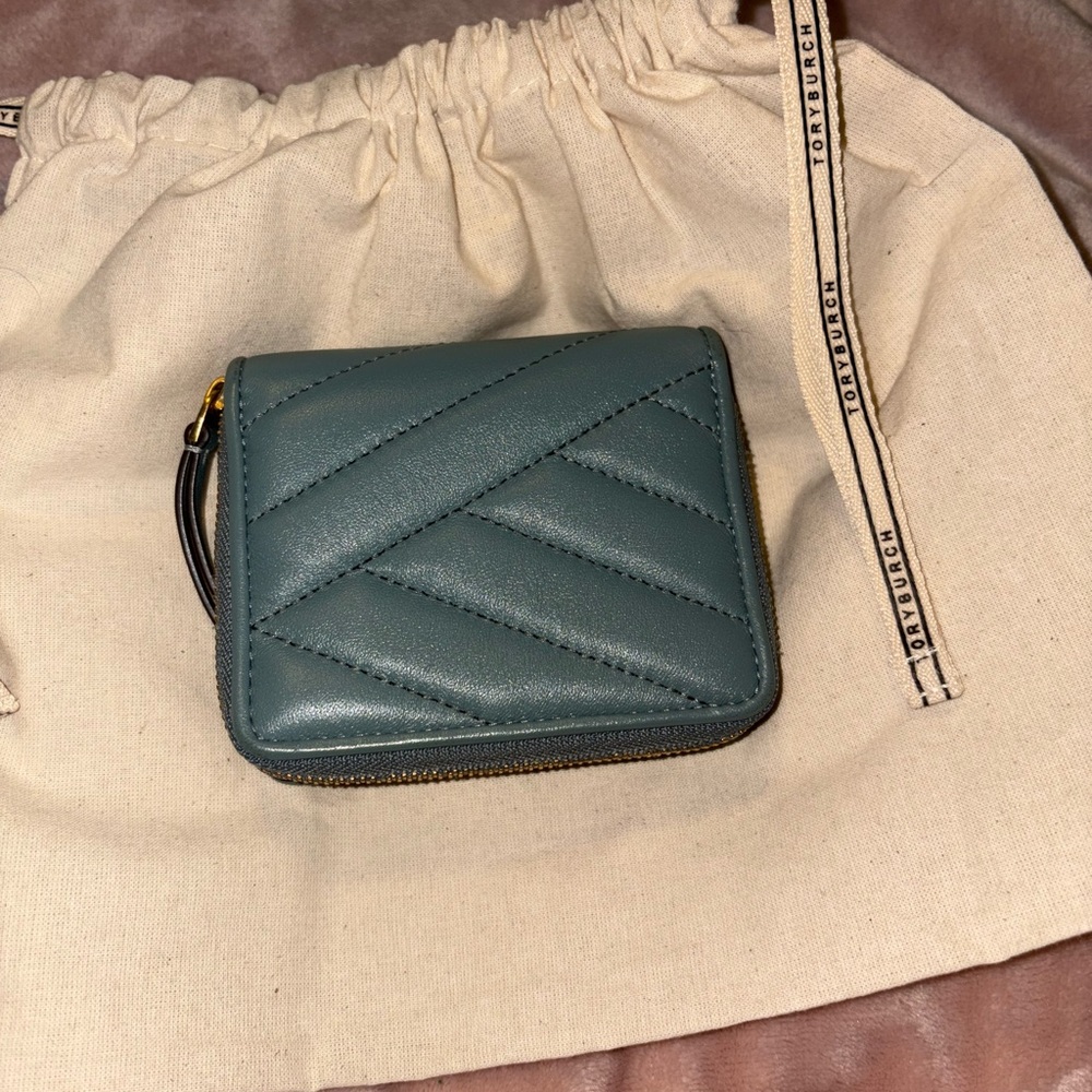 Tory Burch Kira Bi-fold Quilted Wallet - Picture 4 of 9